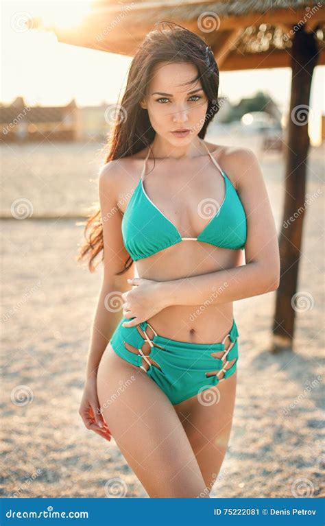 Piękna Dziewczyna W Seksownym Bikini Na Plaży Obraz Stock Obraz Złożonej Z Opalanie Ciało
