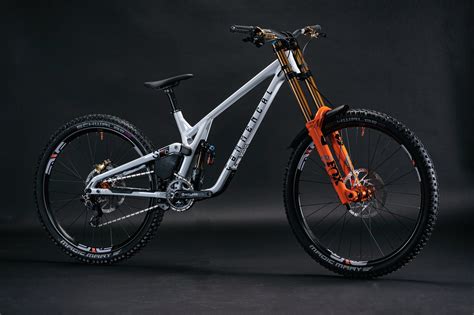 Commencal Supreme Dh V5 Die Andorraner Bringen Das 6 Gelenker Downhill