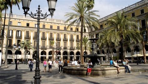 Descubre El Distrito De Ciutat Vella En Barcelona Shbarcelona