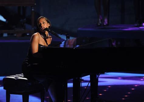 Alicia Keys Brings Tears To American Idol Celebrity Bug