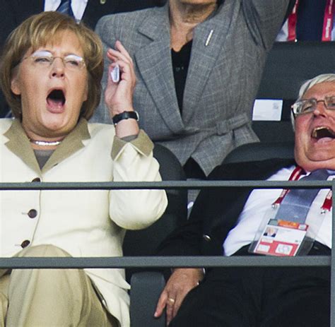 Merkel Guckt Wm Die Kanzlerin Wartet Auf Ihren Ersten Internationalen