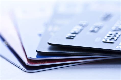 Jika masih bingung, ambil debit bnimu dan cek dibagian belakang. Penjelasan Tentang Perbedaan Kartu Debit dan Kartu Kredit