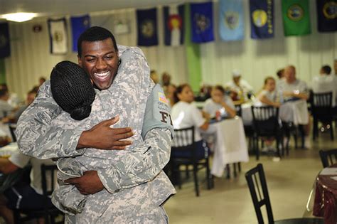 27 Photos Of Military Men And Women Hugging Their Loved Ones