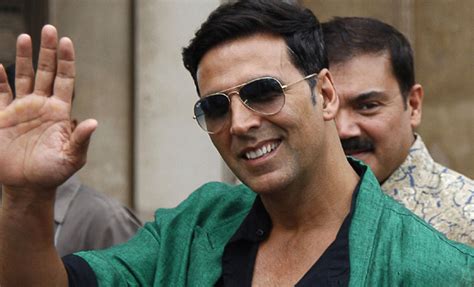 Bollywood Buzz Makers Unveil Akshay Kumars New Look From Bell Bottom