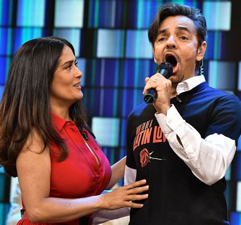 salma hayek y eugenio derbez enorgullecen cantando mariachi en vivo