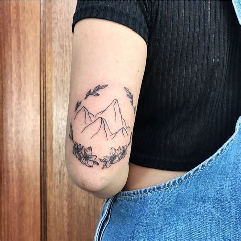 Geometric Tattoo Triangle Tattoo Simple Lines Tattoos And Piercings