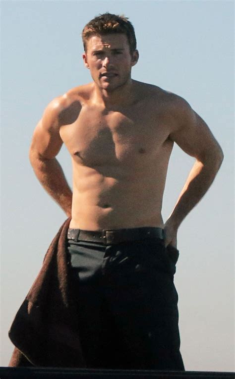 See Scott Eastwood S Chiseled Abs As He Strips Out Of A Wetsuit E Online Au
