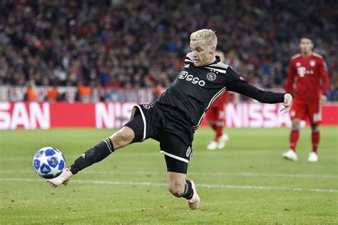 Manchester united announced the signing of ajax midfielder donny van de beek on. Begehrter Donny van de Beek: Berater übt Druck auf Ajax aus
