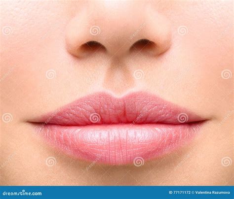 Jonge Vrouwen Dichte Omhooggaand Sexy Mollige Lippen Stock Foto Image Of Meisje Lippenstift