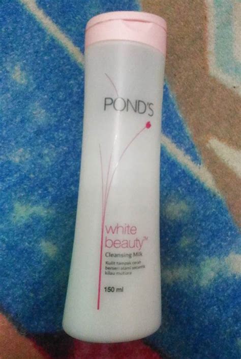 It eliminates makeup without causing inflammation or drying out your skin. REVIEW: Ponds White Beauty Cleansing Milk - Tampil Cantik