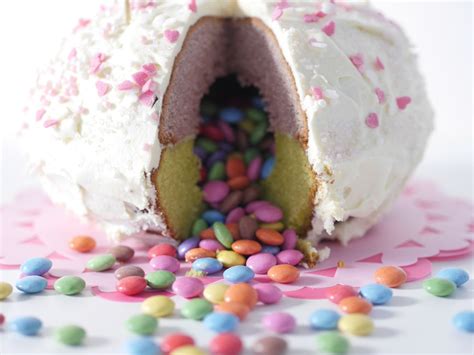 Geburtstags cupcakes pinata cupcakes backen macht glucklich. Bester Pinata-Kuchen mit Smarties Füllung - mit Anleitung ...