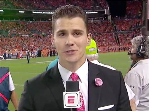 Watch Espns Sergio Dipp Struggles As Sideline Reporter In First Mnf