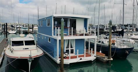 Take A Tour Of This Tiny Houseboat The Blue Turtle Ie