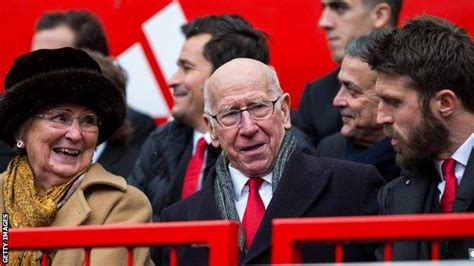 Sir Bobby Charlton England World Cup Winner Diagnosed With Dementia World News You