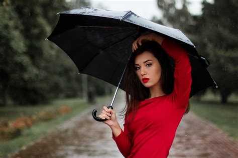 무료 이미지 사람들 소녀 여자 비 사진 갈색 머리의 초상화 모델 봄 빨간 우산 색깔 가을 공원 유행 직업적인 의류 레이디 시즌 구성하다