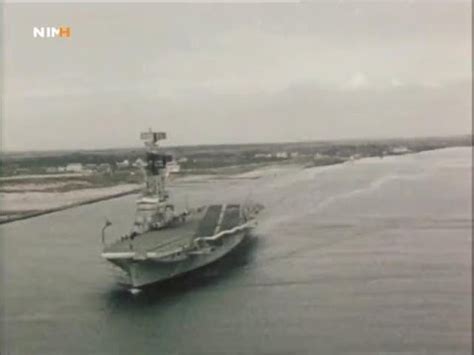 El 25 de mayo, escoltado por el hércules y el. Holanda entrega el portaaviones ARA 25 de Mayo (1968 ...