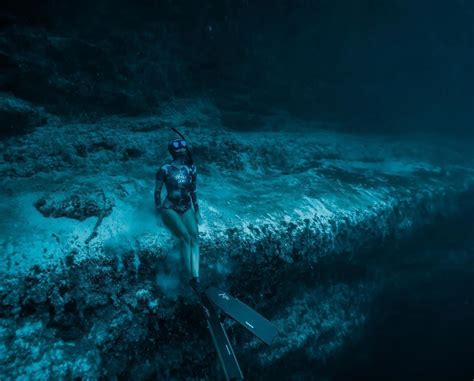 Underwater Cliff Edge In The Bahamas Underwater World Underwater