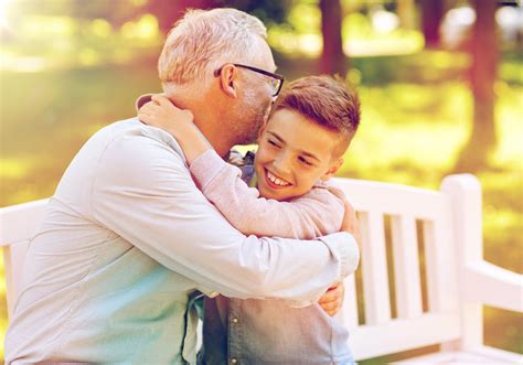 Grandfather And Grandson Hugging At Summer Park — Вечная Любовь