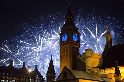 The Uk Welcomes In New Years Eve 2016 With 12000 Fireworks In London