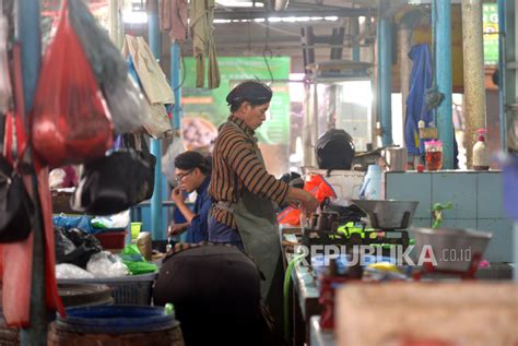 Setiap Kamis Pahing Pedagang Pasar Condongcatur Berpakaian Tradisional