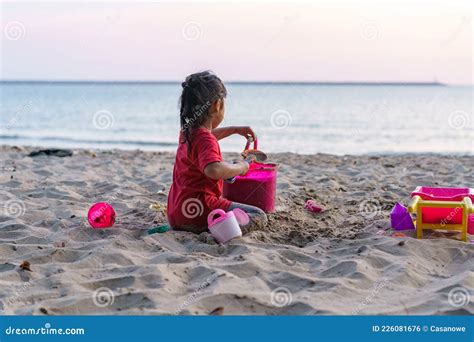 Niños Jugando A La Playa De Arena En La Playa Durante Las Vacaciones De