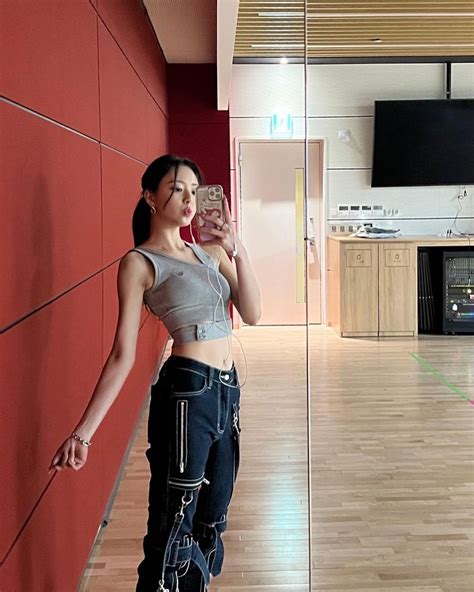 10 Jaw Dropping Times Itzys Yuna Took Mirror Selfies That Showed Off