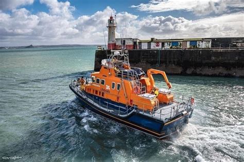 Scallop Trawler Crashes Into Rocks Off Cornish Coast Cornwall Live