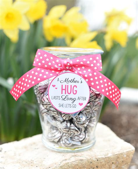 If you have a family, maybe you need an idea to give to the mom of your children. Sentimental Gift Ideas for Mother's Day - Fun-Squared