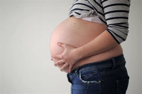 Bauch Einer Schwangeren Frau