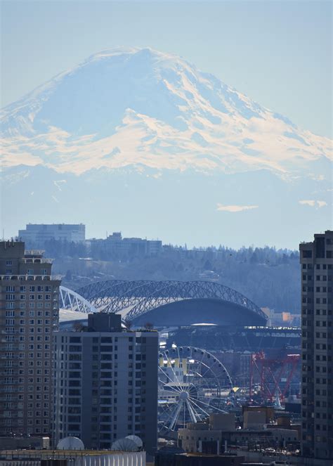 Its Always Amazing To See Mt Rainier Towering Over The City Oc R