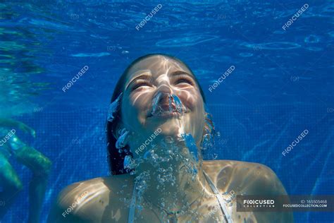 Underwater Head And Shoulder View Of Girl Underwater Swimming In Swimming Pool — Happiness