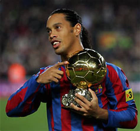 Der fußballspieler ronaldinho (ronaldo de assis moreira) war in der saison 2004/2005 bei fc barcelona unter vertrag und wird dort im mittelfeld eingesetzt. European soccer league round-up