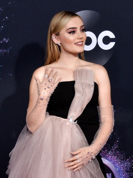 meg donnelly attends american music awards in la