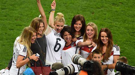 Wm Titel So Schön Jubeln Die Deutschen Spielerfrauen Fußball