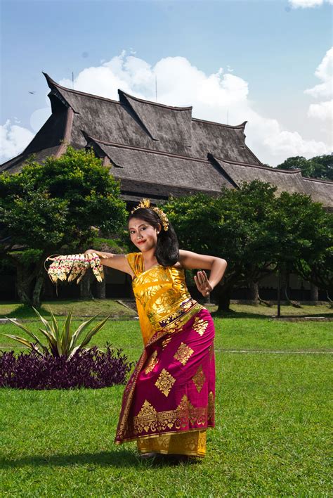 A Balinese Girl In Her Traditional Clothing Photographed By Muhammad Andi Aulia Taken At