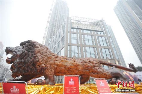 Incredible Wooden Lion Carved From A Single Tree 11 Photos