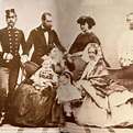 La familia de Fernando Maximiliano en Austria, de pie. Carlota Amalia ...