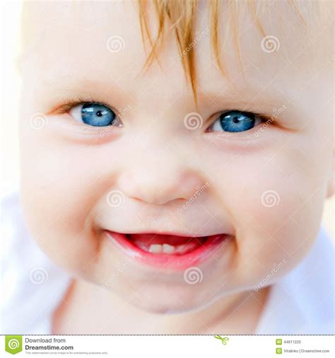 Primer Sonriente De La Cara Del Bebé Foto De Archivo Imagen De Sano