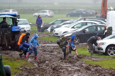 Cars Stuck In Mud At Car Park After Festival No 6 Daily Post