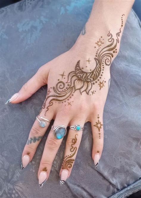 22 Henna Designs Inspired By The Night Sky Trippy Moon Henna