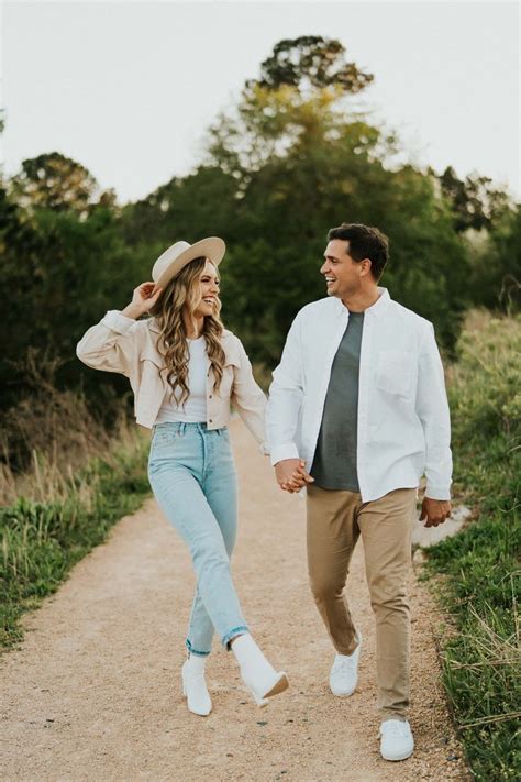 What To Wear For Your Engagement Session Engagement Picture Outfits