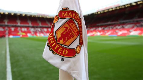 Whether it's the very latest transfer news from old trafford, quotes from an ole gunnar solskjaer press conference, match previews and reports, or news about united's. Man United midfielder leaves Old Trafford ahead of ...