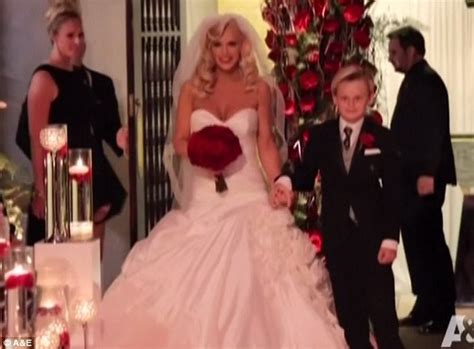 Jenny Mccarthy Marries Donnie Wahlberg In Season Premiere Of Couples New Aande Reality Show