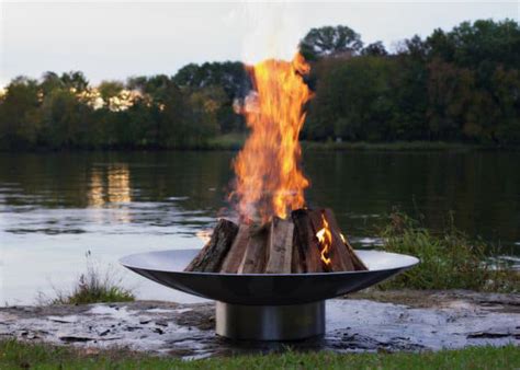 We offer matchless prices, reliability and an assortment of designs in our outdoor fire pits that promise to take your breath away by creating a special ambience. 35 Metal Fire Pit Designs and Outdoor Setting Ideas