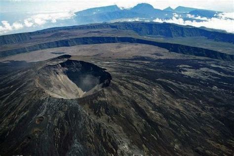 Piton De La Fournaise Le Volcan Est Entré En éruption Réunion La 1ère