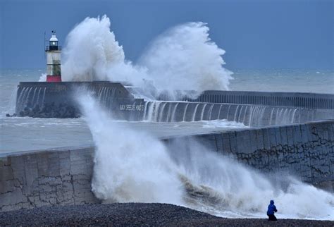 Uk Weather Storm Bella Batters Britain With 106mph Winds And Floods