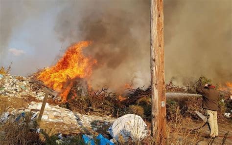 Οι αρχές εξετάζουν το ενδεχόμενο η φωτιά να προκλήθηκε από άστεγους και μετανάστες που βρίσκουν καταφύγιο στους παλαιούς συρμούς. Θεσσαλονίκη: Φωτιά τώρα σε παράνομη χωματερή στο ...