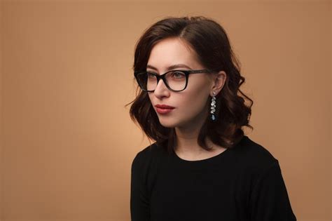 Premium Photo Elegant Brunette Posing In Glasses