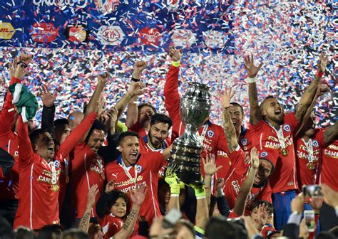 With charles aránguiz, claudio bravo, marcelo díaz, mauricio isla. Chile, campeón de la Copa América 2015 | CNN