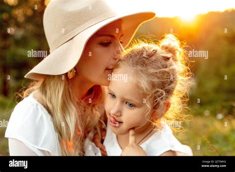 Madre E Hija Besándose Con Lengua Fotografías E Imágenes De Alta